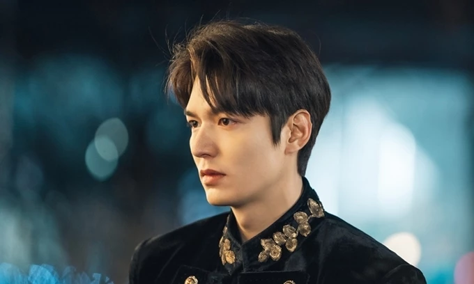 Lee Min Ho trong vai nhà vua. 