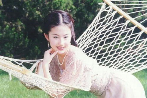 Năm 2003, Lưu Diệc Phi và mẹ Lưu Lợi từ Mỹ trở về thử vai cho bộ phim Gia tộc Kim Phấn. Khi này người đẹp đang ở tuổi trăng rằm, cái tuổi đẹp đẽ nhất, trong sáng, thánh thiện và non tơ nhất. 