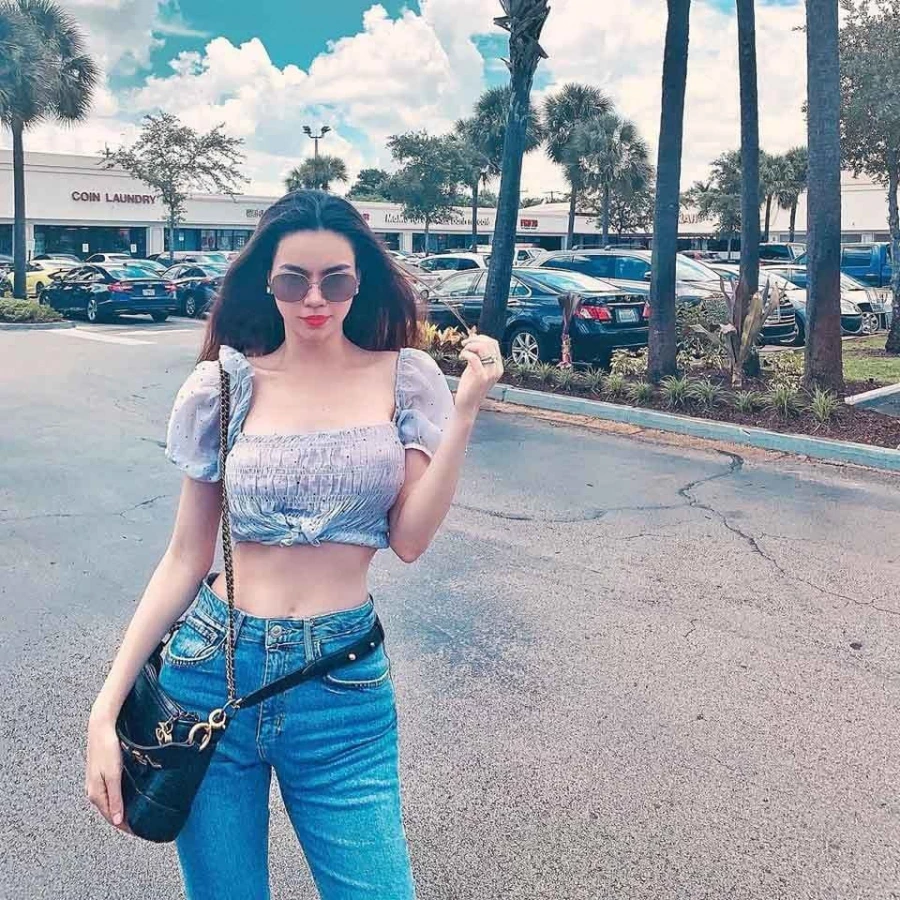 Với khoảng hở khá rộng ở eo khi diện quần jeans phối cùng croptop, Hà Hồ phần nào khiến nhiều người say mê vòng bụng phẳng lì đáng mơ ước. 