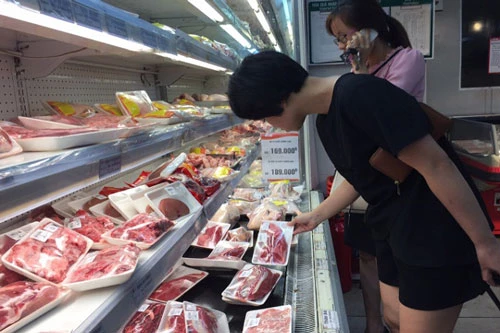 Để đến được tay người tiêu dùng, thịt lợn thành phẩm phải qua rất nhiều khâu trung gian (Ảnh: Internet)