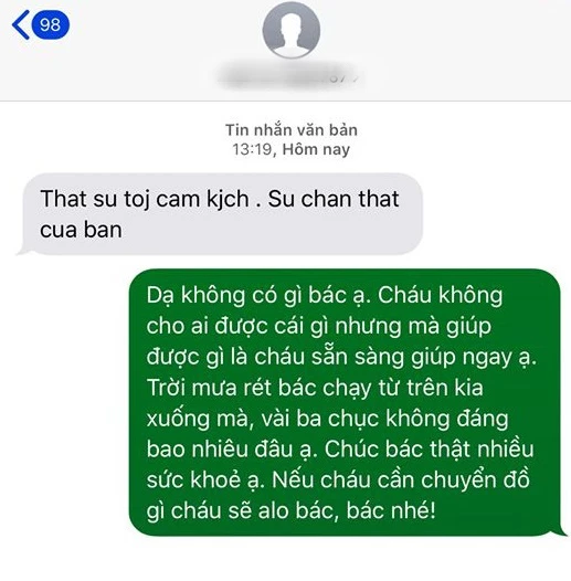 Bác chở hàng nhắn tin cảm ơn cô gái.