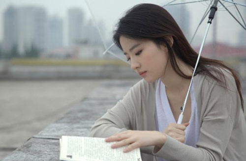 Tự tin để mặt mộc, diện đồ ngủ khi ra đường, còn ai 'chịu chơi' như Lưu Diệc Phi?