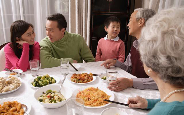 Được hỏi: 'Đến nhà bà mà cháu ăn nhiều thế không ngại à?', đứa trẻ đối đáp 1 câu khiến ai cũng bất ngờ