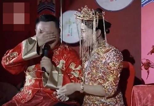 Chú rể bất ngờ bật khóc nức nở khi ngồi cạnh cô dâu, nguyên nhân càng khiến mọi người bất ngờ
