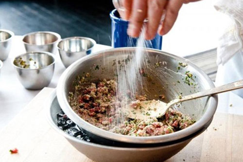 Sai lầm khi dùng gia vị khiến không ít người mắc biến nó thành "chất độc", thậm chí gây ung thư