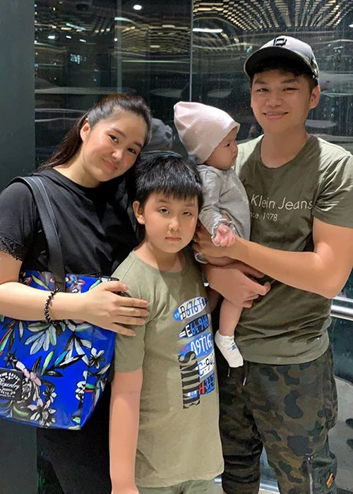 Vợ chồng Lê Phương bên con trai Cà Pháo và con gái Bông.