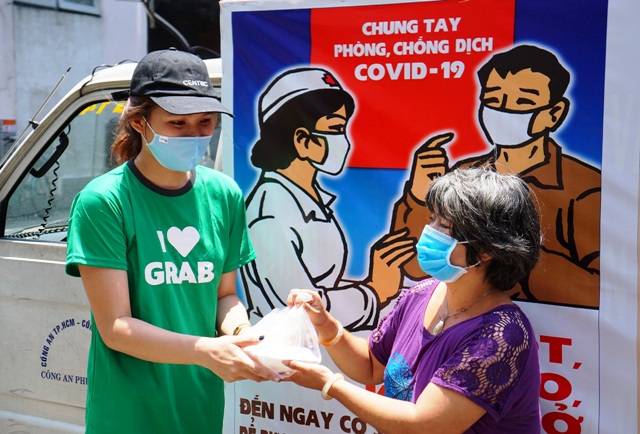 Trao 15.000 suất ăn đến với những người khó khăn trong dịch COVID-19