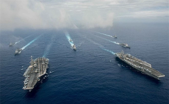 Hải quân Iran bao vây, uy hiếp nhóm tàu cực mạnh của Mỹ, đạn đã lên nòng, căng thẳng tột độ - Ảnh 4.
