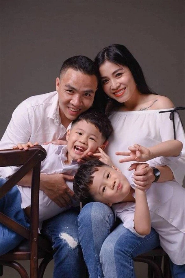 MC Hoàng Linh chia sẻ ảnh gia đình nằm chồng lên nhau gây “bão mạng” - 3