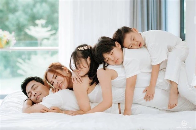 MC Hoàng Linh chia sẻ ảnh gia đình nằm chồng lên nhau gây “bão mạng” - 6