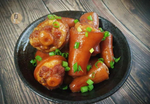 Bỏ đuôi lợn vào nồi cơm điện cùng vài gia vị, sau 40 phút được món kho ngon cực phẩm