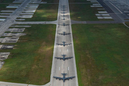 Pháo đài bay B-52 Mỹ diễn tập 'voi đi bộ' ở đảo Guam