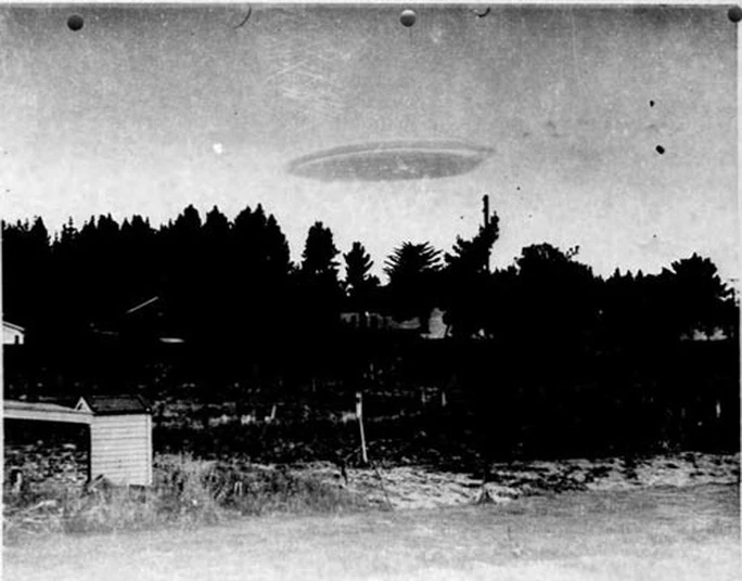 Bức ảnh về UFO tại New Zealand mang tên "Mùa đông năm 1951". Nhiều người tin rằng đó là đĩa bay nhưng USAF cho rằng chỉ là đám mây dạng thấu kính Ảnh: DAILY MAIL