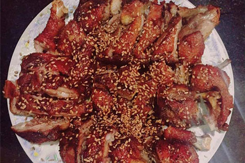 Cô gái mua vịt về ướp rán với chai gia vị nhà nào cũng có, kết quả màu đẹp thịt mềm như nhà hàng