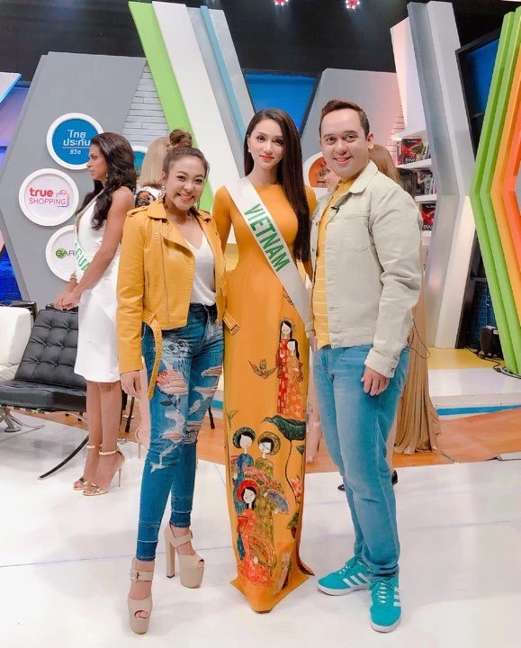 Việc chọn áo dài để xuất hiện trên kênh kênh truyền hình nổi tiếng nhất Thái Lan – GMM được xem là một dụng ý khá thông minh của đại diện Việt Nam lúc bấy giờ.