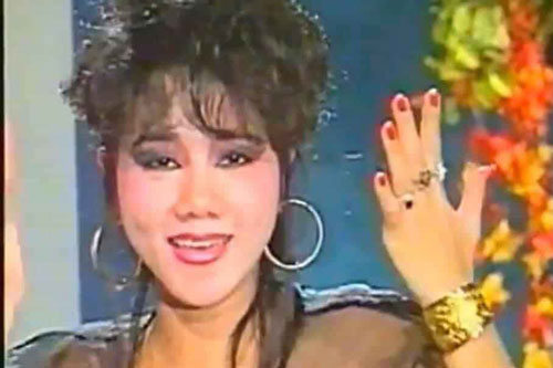 Nữ ca sĩ đầu tiên xỏ khuyên tai 5 lỗ, nhẫn đeo 10 ngón tay và scandal khủng khiếp ở Sài Gòn