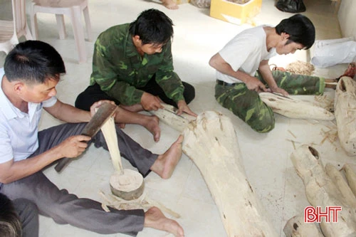 Ông Lê Văn Hãn – một người có thâm niên về trồng, khai thác cây dó trầm ở đây cho biết: Hiện nay, một số hộ dân ở xã Phúc Trạch đã chế tác ra được nhiều sản phẩm đa dạng, phong phú như trầm cảnh, trầm sạch, vòng trầm, tượng điêu khắc và trầm hương. Những sản phẩm trên được sản xuất chủ yếu bằng thủ công nhưng đòi hỏi người thợ phải có tay nghề, tính kiên trì và có tính thẩm mỹ.