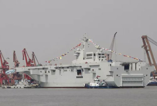 Hai tuần sau vụ cháy "bí ẩn" một tàu tấn công đổ bộ Type 075, Trung Quốc hạ thuỷ tàu mới cùng loại