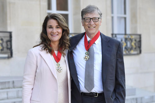 Tỷ phú Bill Gates là người giàu thứ hai thế giới sau Jeff Bezos, CEO Amazon, với khối tài sản khoảng 103 tỷ USD. Mặc dù đã nghỉ hưu, ông vẫn tích cực tham gia nhiều hoạt động xã hội, đặc biệt là việc làm từ thiện. Từ năm 2000 đến 2019, gia đình Bill Gates đã quyên góp khoảng 36 tỷ USD cho các hoạt động thiện nguyện. Ảnh: Life.