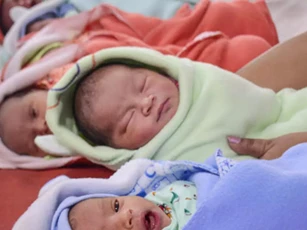 Sinh con trong thời đại dịch, cặp vợ chồng đặt tên con sinh đôi là Covid và Corona