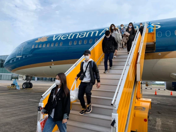 Các công dân từ Nhật Bản về nước ngày 22/4 trên chuyến bay Vietnam Airlines.