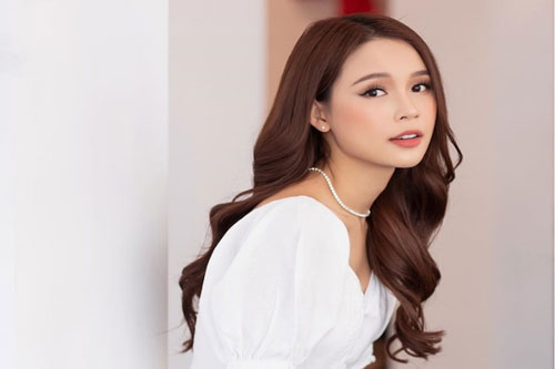 Chỉ tung một vài bức ảnh mặc áo tắm, Sam khiến fan dậy sóng vì body tuyệt đẹp