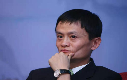 Trong bài phát biểu cuối cùng với tư cách là CEO công ty, Jack Ma nói: "Tôi không còn là CEO của Alibaba không có nghĩa là tôi nghỉ hẳn. Alibaba chỉ là một trong nhiều giấc mơ của tôi. Tôi nghĩ tôi vẫn còn rất trẻ, và nhiều nơi muốn đi, nhiều điều muốn thử”. Theo Forbes, Jack Ma hiện là người giàu nhất Trung Quốc với tổng tài sản 38,8 tỷ USD. Ảnh: China Daily.