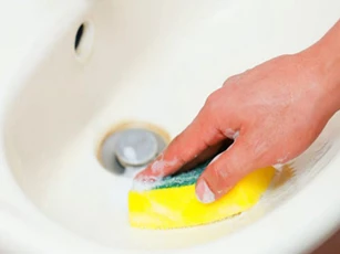 Bồn rửa mặt ố vàng có thể sạch bong như mới nhờ thứ gia vị nhà ai cũng có, chị em đã biết chưa