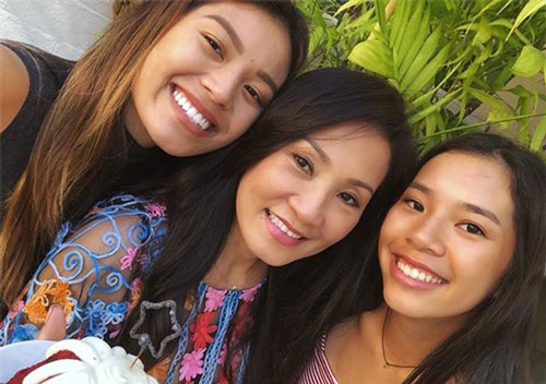 Hồng Đào U60 vẫn tự tin khoe mặt mộc trẻ trung bên cạnh hai con gái