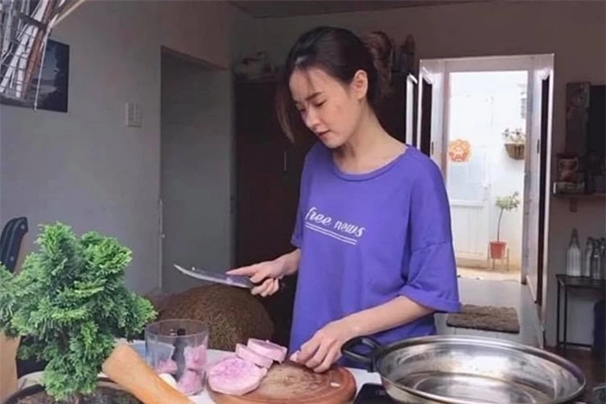 Cô vào bếp nấu những món ăn yêu thích.