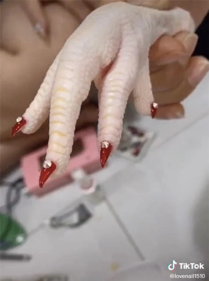 Nghỉ dịch ở nhà, cô gái lôi chân gà ra làm nail cho đỡ lụt nghề khiến cộng đồng mạng thán phục - Ảnh 3.