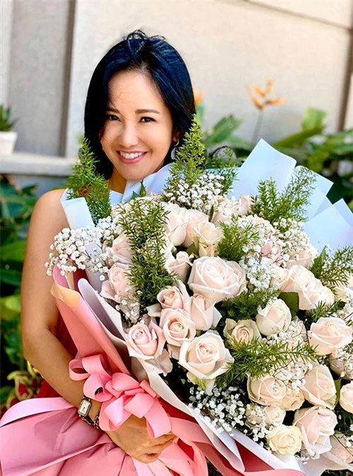 Hồng Nhung vốn nổi tiếng là trẻ hơn tuổi trong showbiz. Bước vào tuổi 50, nữ ca sĩ vẫn giữ được vóc dáng thon gọn, tràn đầy sức sống và không bó buộc bản thân trong bất kỳ khuôn khổ nào về thời trang.