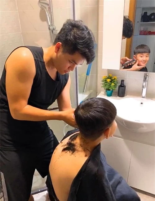 Những ngày giãn cách xã hội, Trung Kiên cắt tóc cho con trai.