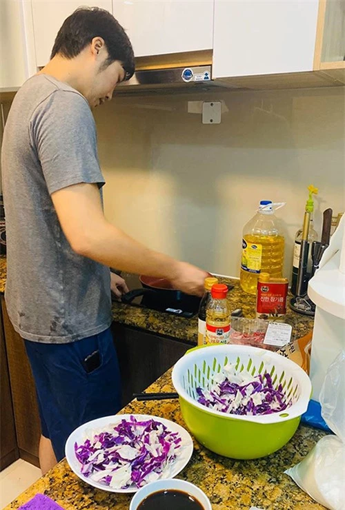 Bạn trai Pha Lê thường xuyên vào bếp nấu ăn cho cô.