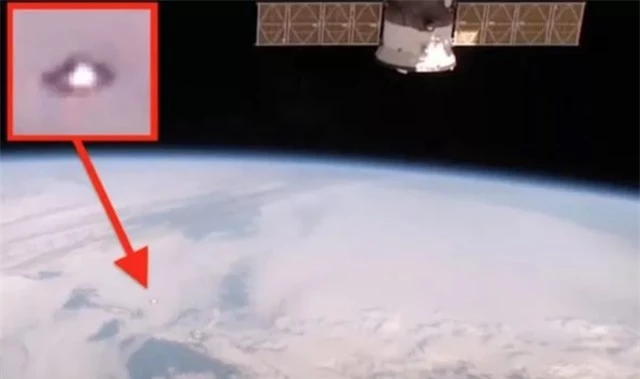 Phát hiện UFO bên ngoài Trạm vũ trụ quốc tế ISS - 1