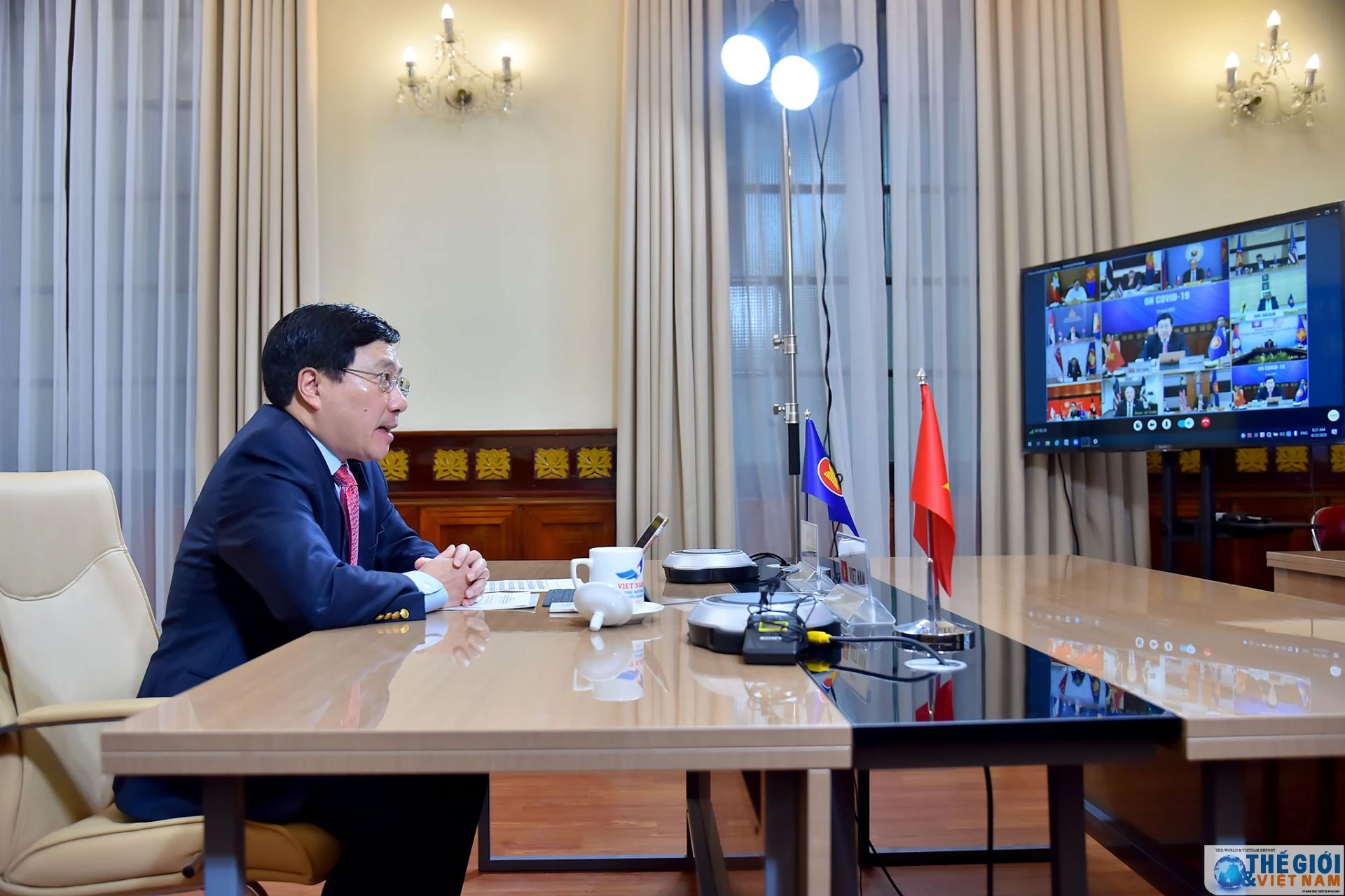 Phó Thủ tướng, Bộ trưởng Bộ Ngoại giao Phạm Bình Minh phát biểu tại Hội nghị trực tuyến đặc biệt cấp Bộ trưởng Ngoại giao ASEAN - Hoa Kỳ về ứng phó dịch bệnh COVID-19. 