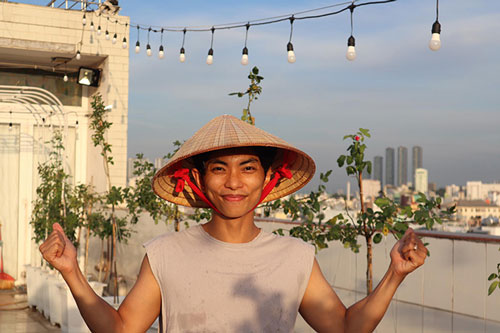 Khánh Thi xót chồng đen sạm vì chăm vườn