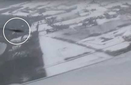 "Đĩa bay người ngoài hành tinh" suýt va chạm máy bay chở khách trên không