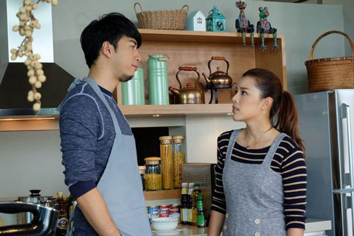 Vừa mở cổng thì có người đàn ông mang đôi giày rách chạy xộc vào nhà, tôi run rẩy gọi chồng xuống giải quyết trong tủi hổ và uất nghẹn