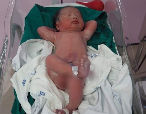 Em bé vừa chào đời đã "nổi đình nổi đám" trên mạng xã hội vì tư thế ngủ "cực bá đạo"