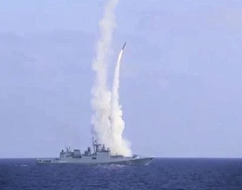 Chiến hạm Nga phóng tên lửa.