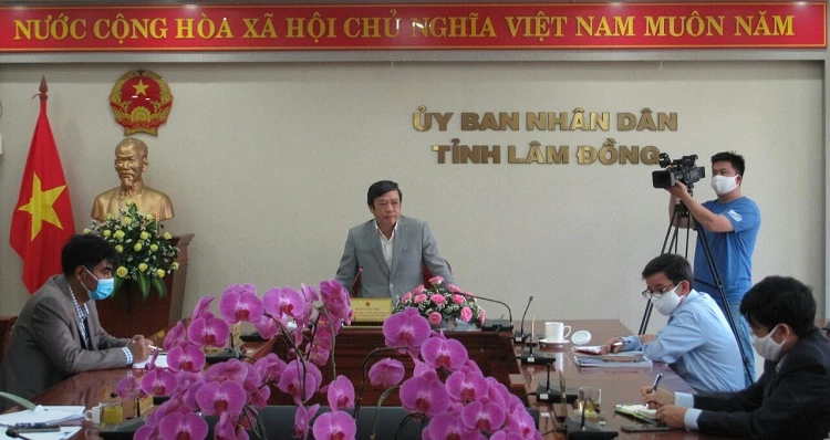 Chủ tịch UBND tỉnh Lâm Đồng Đoàn Văn Việt phát biểu kết luận cuộc họp