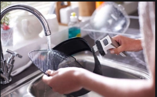 Mẹo khử mùi hôi của nồi chiên không dầu nhanh và hiệu quả nhất, dùng bao lâu cũng sạch sẽ thơm tho