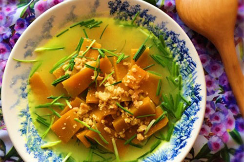 Canh bí ngô nấu lạc xay dân dã nhưng ai cũng thèm