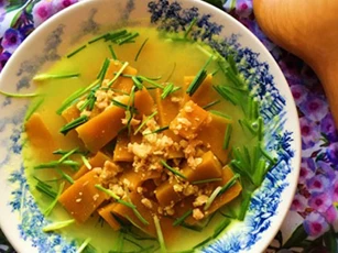 Canh bí ngô nấu lạc xay dân dã nhưng ai cũng thèm