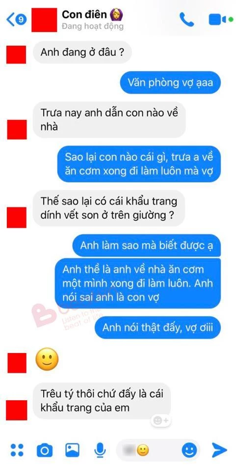 Cô vợ nhắn tin cho chồng để tra hỏi về chiếc khẩu trang.