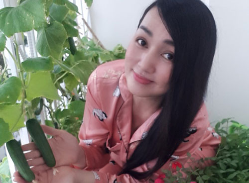 Ca sĩ Hà Vân khoe “vườn rau trên không”