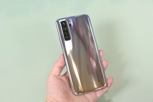 Smartphone 5G, cấu hình tốt, pin sạc 40W, giá ‘hạt dẻ’