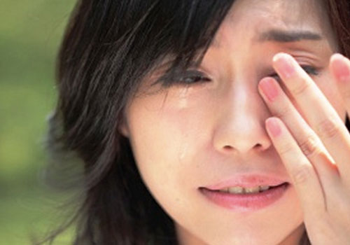 Chị hàng xóm đột nhiên siêng qua nhà tôi chơi rồi làm như giúp việc theo giờ và thật sự kinh hoàng khi tôi phát hiện