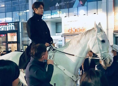 Lee Min Ho 'hút fan' khi cưỡi ngựa trên đường phố
